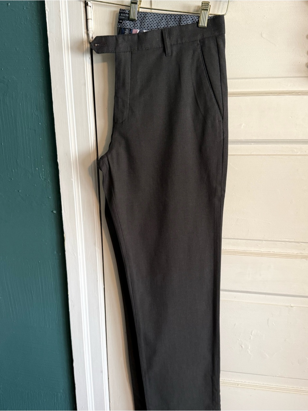 Men's Classic Ted Baker flat front olive green pants. Size 34R waist.